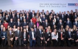 Gli ambasciatori della gioventù dell’OSCE posano per una foto di gruppo con i ministri degli esteri in occasione del Consiglio dei ministri tenutosi nel dicembre 2014